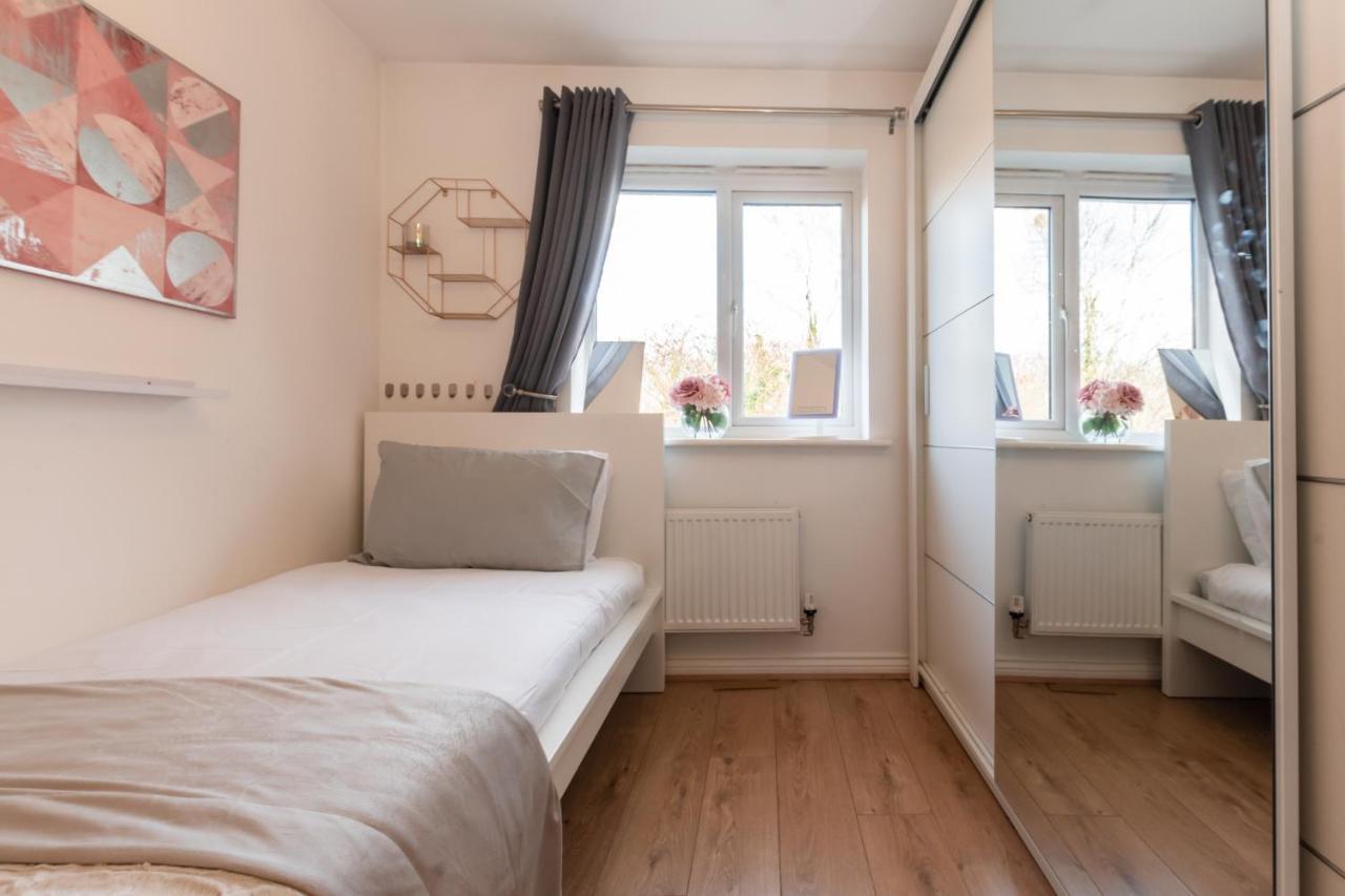 Cheerful 3 Bedroom House - Sleeps 7 Alwalton Экстерьер фото
