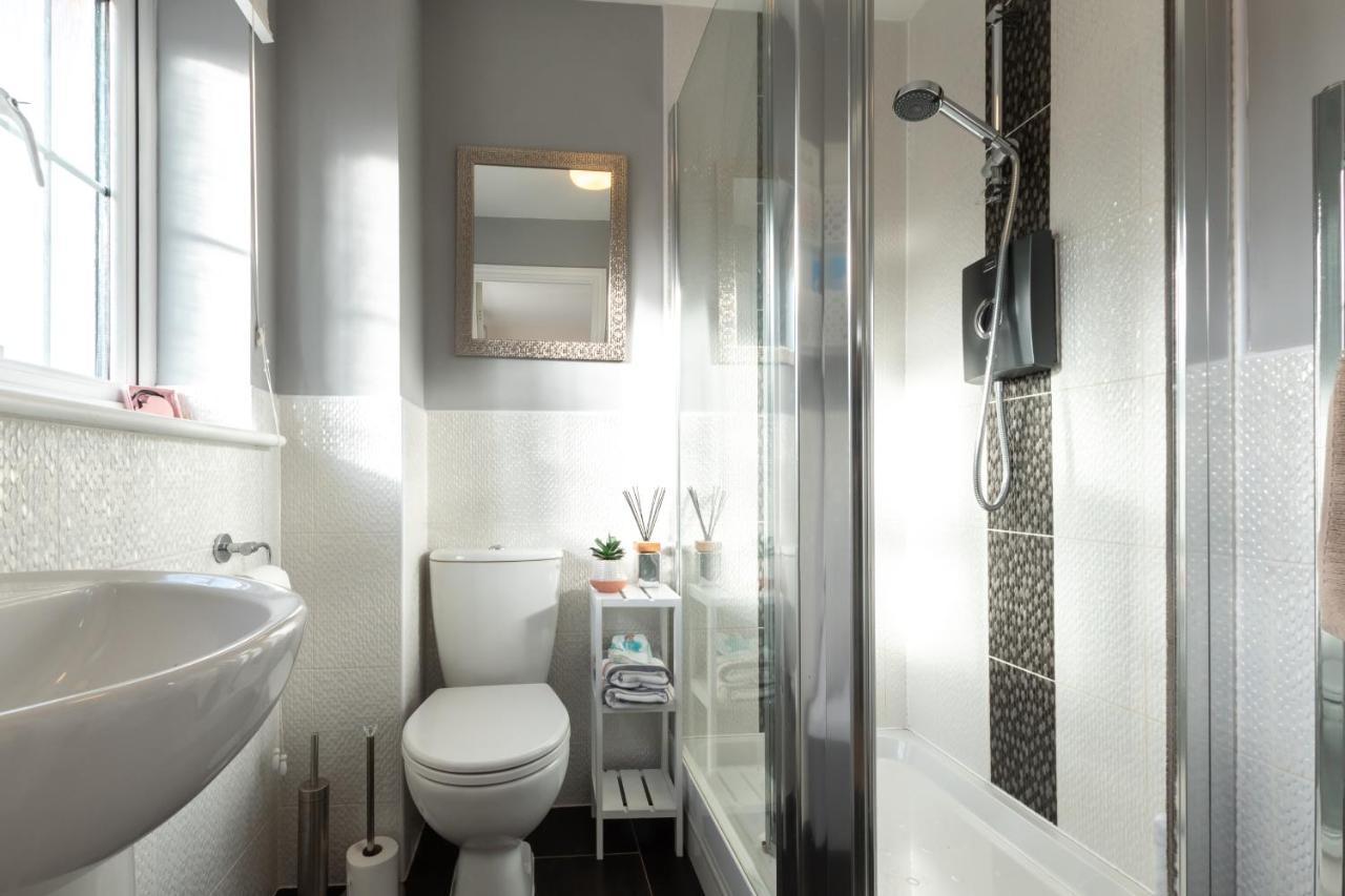 Cheerful 3 Bedroom House - Sleeps 7 Alwalton Экстерьер фото