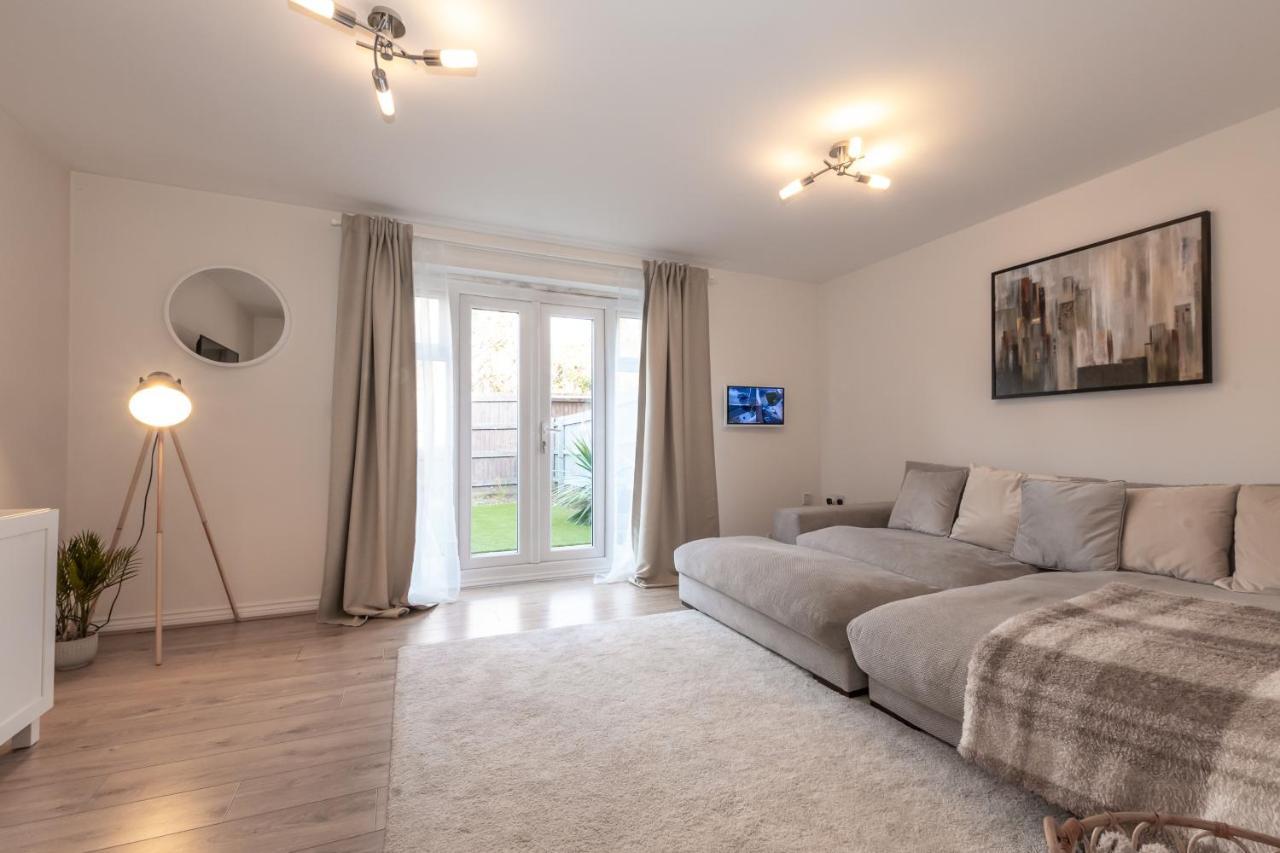 Cheerful 3 Bedroom House - Sleeps 7 Alwalton Экстерьер фото