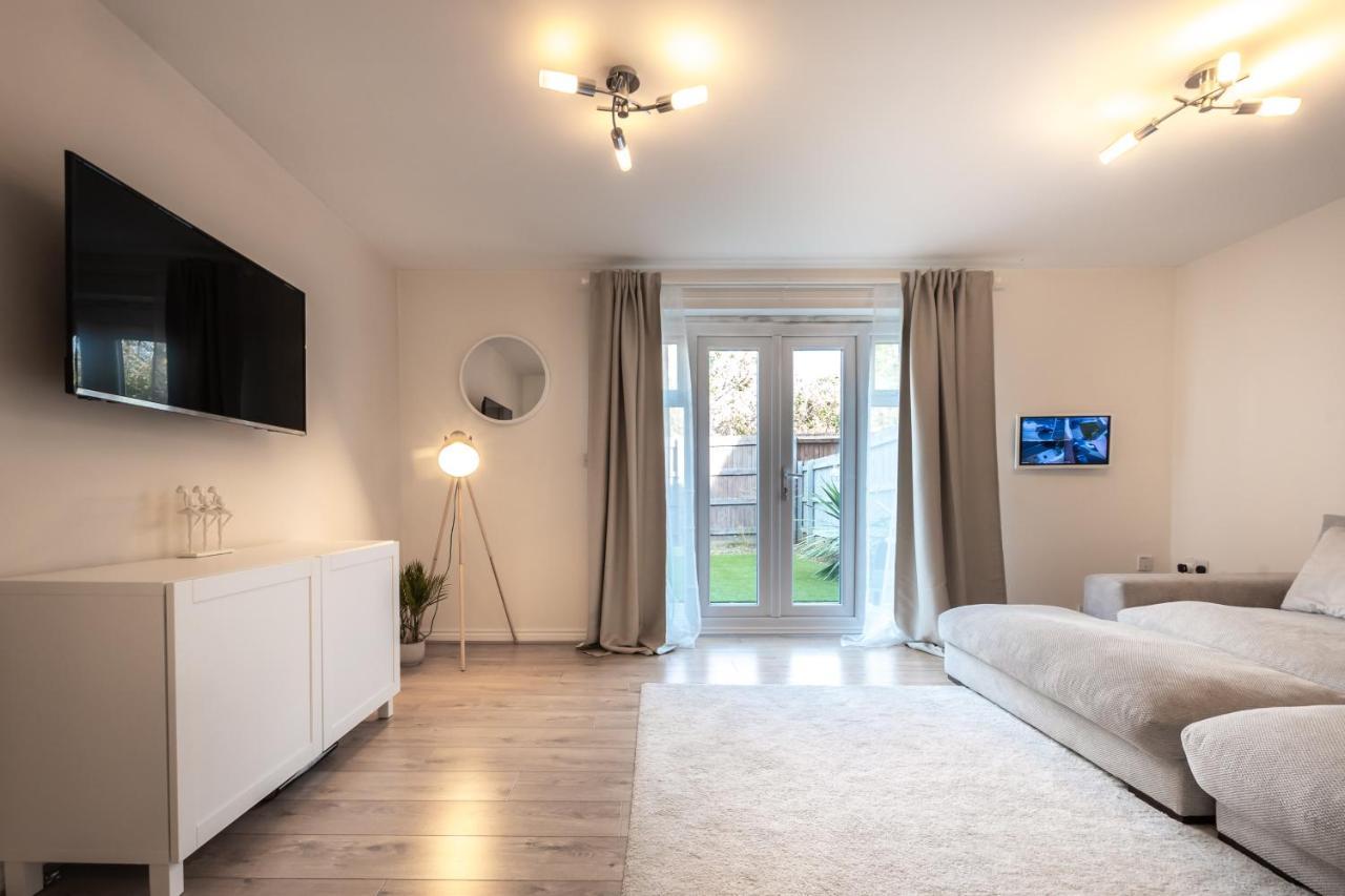 Cheerful 3 Bedroom House - Sleeps 7 Alwalton Экстерьер фото